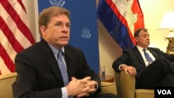 លោក Patrick Murphy ឧបការីរងរដ្ឋមន្ត្រីក្រសួងការបរទេសអាមេរិក ថ្លែងទៅកាន់ក្រុមអ្នកសារព័ត៌មាន ក្នុងសន្និសីទកាសែតមួយកាលពីរសៀលថ្ងៃពុធ ទី១៣ ខែធ្នូ ឆ្នាំ២០១៧ នៅឯនិវេសនដ្ឋានការទូតមួយរបស់សហរដ្ឋអាមេរិក ក្នុងខណ្ឌចំការមន រាជធានីភ្នំពេញ។ (អូន ឆេងប៉រ/VOA)