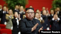 김정은 북한 국무위원장이 지난해 1월 노동당 8차 대회에서 참석자들과 함께 박수하고 있다. 