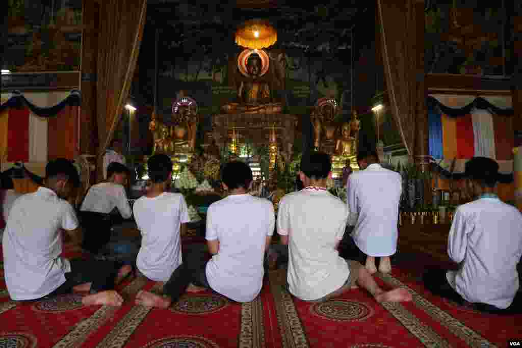 យុវជន​កំពុង​សំពះ​ព្រះ​​​ក្នុង​ថ្ងៃ​បិណ្ឌ​ទី​១៣ នៃ​ពិធី​បុណ្យ​ភ្ជុំ​បិណ្ឌ​នៅ​រាជធានី​ភ្នំពេញ នៅ​ថ្ងៃទី​២៦​ ខែ​កញ្ញា ឆ្នាំ​២០១៩។ (កាន់ វិច្ឆិកា/VOA)