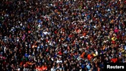 សិស្ស​និស្សិត​ជាច្រើន​ហែរក្បួន​ទាមទារ​ច្បាប់​ប្រើប្រាស់​កាំភ្លើង​បន្ទាប់​ពី​មាន​ការ​វាយ​ប្រហារ​នៅ​ក្នុង​សាលារៀន​កាលពី​ពេល​ថ្មី​ៗ​នេះ​ក្នុង​រដ្ឋធានី​វ៉ាស៊ីនតោន​កាលពី​ថ្ងៃទី​២៤ មីនា ២០១៨។