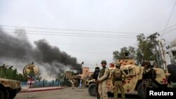 រូបភាពឯកសារ៖ សន្តិសុខ​អាហ្វហ្គានីស្ថាន​កំពុង​ឃ្លាំ​មើល​នៅ​ទីតាំង​បំផ្ទុះ​គ្រាប់បែក​មួយ​ក្នុង​ទីក្រុង Jalalabad ប្រទេស​អាហ្វហ្គានីស្ថាន​កាលពី​ថ្ងៃទី​១៣ ឧសភា ឆ្នាំ ២០១៨។