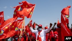Des milliers de Tchadiens assistent au meeting de Mahamat Idriss Déby Itno, président de transition et candidat à l'élection présidentielle au Tchad, dans le stade en construction au quartier Dombao, à Moundou, le 25 avril 2024. (Photo de Joris Bolomey / AFP)