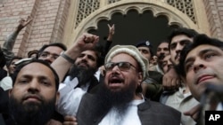 Hafiz Saeed, pimpinan partai keagamaan Pakistan, Jamaat-ud-Dawa, di luar pengadilan Lahore, Pakistan, 22 November 2017.