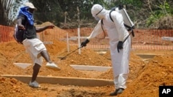 Seorang pria disemprot disinfektan di Monrovia, Liberia (11/3). (AP/Abbas Dulleh)