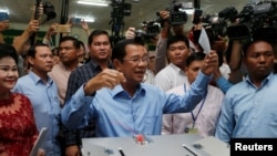 柬埔寨首相洪森在星期日（2018年7月29日）的议会选举中投票