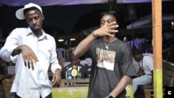 Des clients dansent au rythme de N'Tcham dans un bar de Libreville le 2 avril 2024.