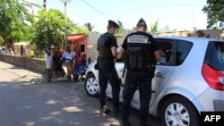 Les gendarmes contrôlent la circulation routière et vérifient les cartes d'identité à Majicavo dans le territoire français d'outre-mer de Mayotte, le 15 mars 2018.