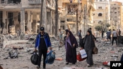 Des habitants de Gaza City quittent leur quartier dévasté après les bombardements israéliens répondant aux attaques du Hamas.