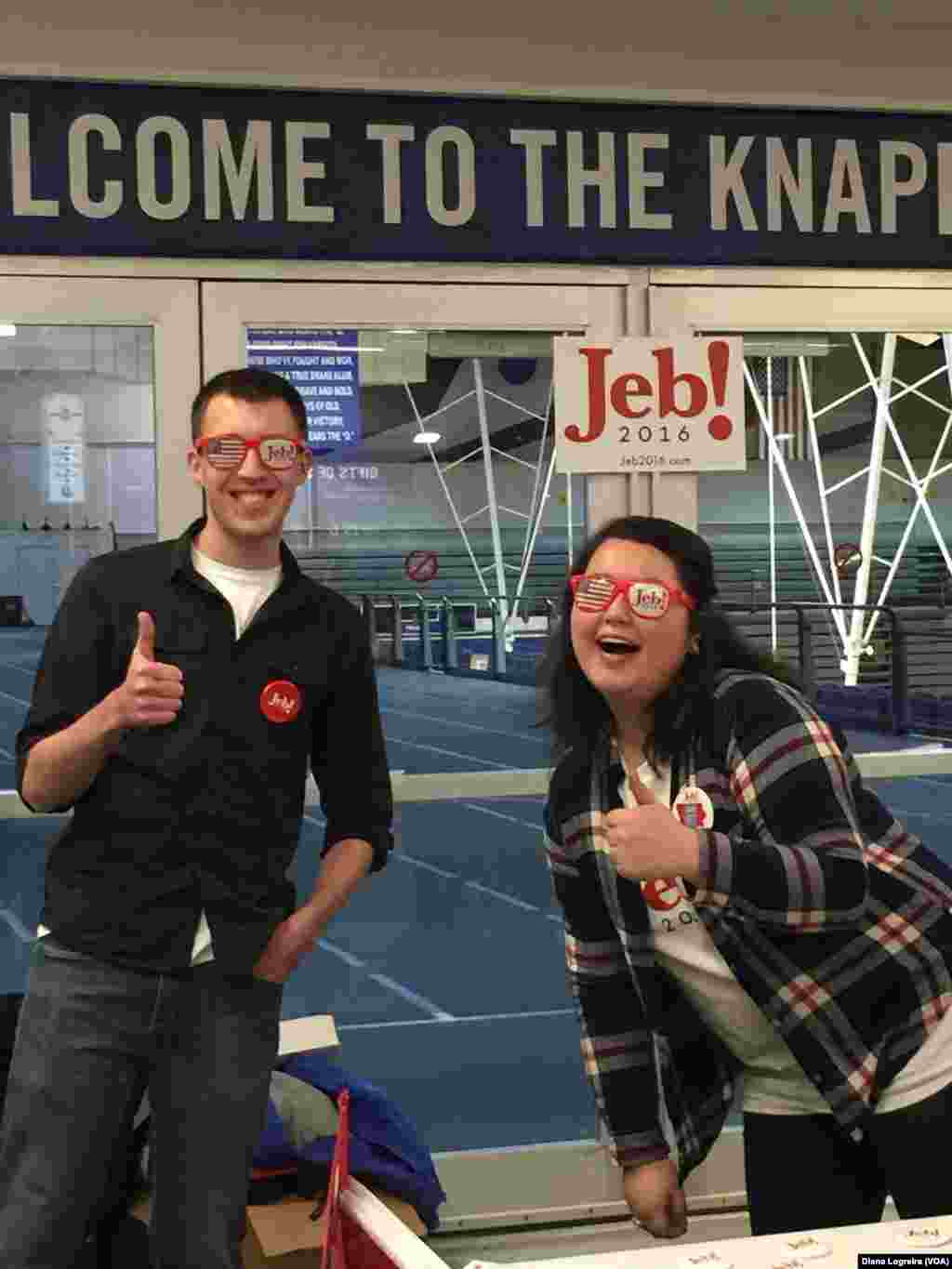 Students volunteer for Jeb Bush at Drake University in Des Moines, Iowa, Jan. 27, 2016. Iowa's first-in-the-nation caucuses kick off the U.S. primary election season Monday.