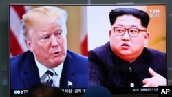 Berita tentang Presiden Amerika Donald Trump (kiri) dan Pemimpin Korut, Kim Jong-un ditayangkan pada siaran berita di layar televisi di stasiun kereta Seoul, Korsel, 24 Mei 2018. (Foto: dok).