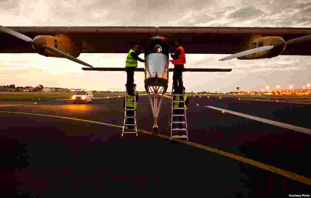 Adjusting the cockpit, 2011. (Jean Revillard/Rezo.ch) 