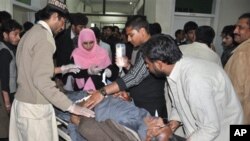 Petugas rumah sakit merawat seorang warga yang terluka akibat serangan bom bunuh diri di Rawalpindi, Pakistan (21/11). Pihak berwenang Pakistan berupaya memperketat keamanan menyusul laporan intelijen terkait kemungkinan serangan atas upacara Syiah selama bulan suci Muharam.