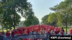 Buruh yang tergabung dalam KSPI melakukan aksi penolakan Undang-undang Cipta Kerja di Purwakarta, Jawa Barat pada 7 Oktober 2020. Pada 18 Mei 2021, mereka berencana melakukan turun ke jalan sebagai aksi solidaritas bagi Palestina. (Foto: Courtesy/KSPI)
