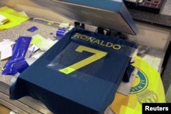 Kaos jersey sepak bola Al Nassr dan nama belakang serta nomor Cristiano Ronaldo di Riyadh, Arab Saudi 31 Desember 2022. (Foto: REUTERS/Mohammed Benmansour)