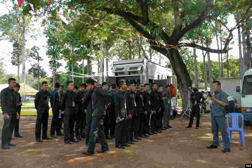 ទិដ្ឋភាព​ទូទៅ​នៅមុខ​ប្រាសាទអង្គរ​វត្ត​ ដែលបង្ហាញអំពីការរៀបចំ​កម្មវិធី​បួងសួង​សុំសេចក្តី​សុខ​ដល់កម្ពុជា, នៅទីក្រុង​សៀមរាប ខេត្ត​សៀមរាប​ ប្រទេស​កម្ពុជា​ កាលពីថ្ងៃទី២ ខែធ្នូ​ ឆ្នាំ​២០១៧ ។ (ខាន់​ សុគុំមនោ/VOA)&nbsp;