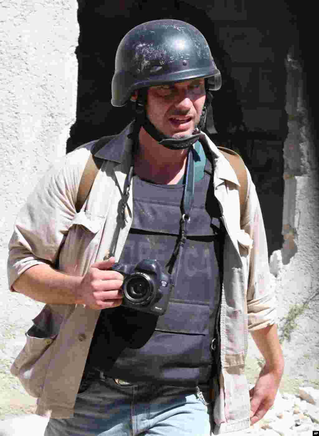 Andrey Stenin Suriyadagi urushni ham yoritgan edi. Usta tasvirchi sifatida tanilgan edi. Rossiyaning qator axborot vositalariga ishlagan.