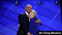 Presiden Obama dan Hillary Clinton setelah pidatonya, Rabu malam (27/7).