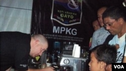 Rainhard, seorang peracik kopi Australia melayani pengunjung Festival Kopi di Aceh (27/11)
