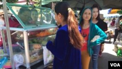 កម្មកររោងចក្រទិញអាហារតាមបណ្តោយផ្លូវជាតិលេខ២នៅពេលសម្រាកអាហារថ្ងៃត្រង់ (ផន បុប្ផា​ វីអូអេ ខ្មែរ)