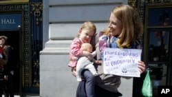 Kim Tarner je sa ćerkom Adelaid učestvovala na mitingu na kojem je traženo plaćeno porodično odsustvo u San Francisku.