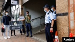 Aktivis pro-demokrasi Eddie Chu (kanan), Owen Chow (kiri) bersama Nyonya Wong, istri Wong Wai Yin dan Tuan Cheng, ayah dari Cheng Tsz Ho, kerabat dari beberapa dari 12 aktivis Hong Kong yang ditangkap saat mereka dilaporkan berlayar ke Taiwan untuk suaka politik. (Foto: Reuters)