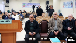 پرویز کاظمی (وسط) در میان دو متهم دیگر پرونده فساد مالی در بانک سرمایه
