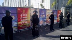 Polisi dengan peralatan anti-huru-hara dekat pengadilan tempat cendekiawan Uighur Ilham Tohti diadili di Urumqi, Xinjiang (17/9). 