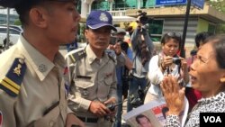 អ្នកស្រី​ សំ សំណាង​ លើក​ដៃ​សំពះ​មន្ត្រី​ប៉ូលីស​ សុំ​ឲ្យ​អ្នកស្រី​និង​អ្នក​តវ៉ា​ឯទៀត​បាន​ទៅ​ជួប​ផ្ទាល់​ជាមួយ​លោក​នាយករដ្ឋមន្ត្រី​ ហ៊ុន​ សែន​ ដើម្បី​សុំ​ឲ្យ​មាន​ការ​ដោះលែង​សកម្មជន​បរិស្ថាន​ទាំង​បី​នាក់។​ (ហ៊ុល រស្មី/VOA)