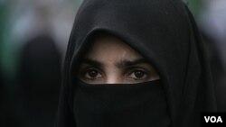 Pendukung partai Jamaat-i-Islami berdemonstrasi di Karachi, Pakistan menentang pelarangan cadar bagi perempuan muslim di Perancis.