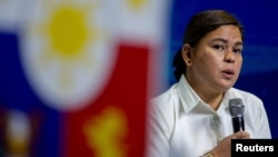 แฟ้ม - ซารา ดูเตอร์เต รองประธานาธิบดีและรัฐมนตรีกระทรวงศึกษาธิการของฟิลิปปินส์ พูดระหว่างการบรรยายสรุปทางเศรษฐกิจ หลังจากการปราศรัยเรื่องรัฐประจำชาติครั้งแรกของประธานาธิบดี ที่กรุงมะนิลา ฟิลิปปินส์ 26 ก.ค. 2022 (REUTERS/Lisa Marie David/File Photo)