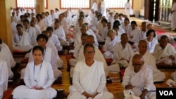 ដូនជី និង​ពុទ្ធបរិស័ទ​រាប់​រយនាក់​ចូលរួម​ធ្វើ​វិបស្សនា នៅវត្ត​រាជបូព៌ នៅ​ខេត្តសៀមរាប កាលពីថ្ងៃទី២៥ ខែមេសា ឆ្នាំ២០១៧។ (ស៊ុន ណារិន/VOA)