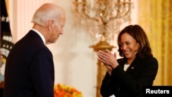 美国总统拜登星期一在白宫举行招待会，庆祝排灯节。副总统哈里斯参加了庆祝。