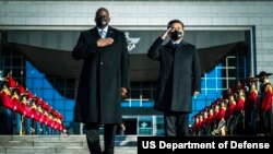 한국을 방문한 로이드 오스틴 미국 국방장관(왼쪽)과 서욱 한국 국방장관이 2일 서울에서 열린 환영식에서 의장대를 사열했다.