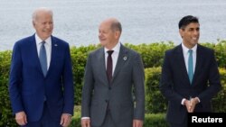 แฟ้มภาพ: ปธน.โจ ไบเดน แห่งสหรัฐฯ นายกรัฐมนตรีโอลาฟ โชลซ์ แห่งเยอรมนี และนายกรัฐมนตรีอังกฤษ ริชี ซูแน็ก แห่งอังกฤษ ร่วมถ่ายภาพก่อนประชุมสุดยอดผู้นำจี7 ที่ญี่ปุ่น เมื่อ 20 พ.ค. 2023 (REUTERS/Jonathan Ernst/Pool/File Photo)