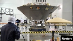Pesawat Luar Angkasa NASA, Insight, yang dikirim ke kawasan Elysium Planitia di kutub utara Mars, sedang menjalani persiapan peluncuran di Pangkalan Udara Vandenberg, California, 6 April 2018.
