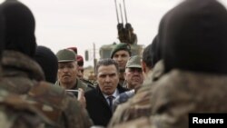Le ministre tunisien de la Défense Farhat Horchani (au centre) parle aux soldats à Sabkeht Alyun, Tunisie, le 6 février 2016.