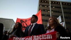 មនុស្ស​ម្នា​ធ្វើ​បាតុកម្ម​សម្រាប់​កំណែ​ទម្រង់​អន្តោប្រវេសន៍​សម្រាប់​អ្នក​ស្ថិត​ក្នុង​កម្មវិធី DACA និង​ច្បាប់ DREAM Act ថ្មី​នៅ​ក្នុង​ក្រុង Los Angeles កាលពី​ថ្ងៃទី២២ ខែមករា ឆ្នាំ២០១៨។