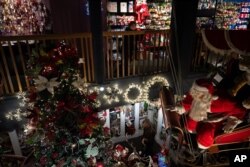 Dijete sa terase gleda ukrase i Deda Mraza, u Livenvortu, 26. novembra 2024.