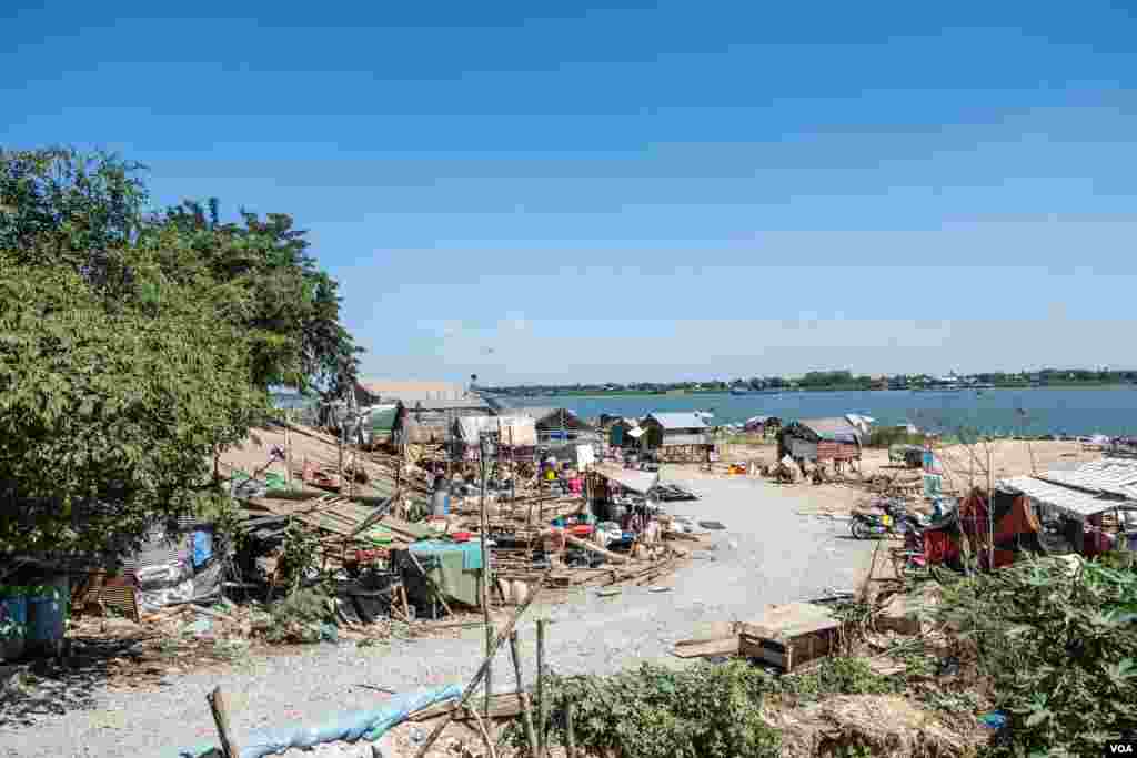 ទិដ្ឋភាព​សំណង់​រោងជនជាតិ​ខ្មែរ​ឥស្លាម​ដែល​ត្រូវ​បាន​រើ​បន្ទាប់ពី​រដ្ឋបាល​ខណ្ឌជ្រោយចង្វារ​តម្រូវ​ឲ្យ​ពួកគេ​រុះ​រើសំណង់​រោង​របស់​ខ្លួននៅ​លើ​ច្រាំង​ទន្លេ​សង្កាត់ជ្រោយចង្វារ​ ខណ្ឌជ្រោយចង្វារ​កាលពី​ថ្ងៃទី​៣០ វិច្ឆិកា ឆ្នាំ២០១៩។(ទុំ ម្លិះ/​VOA)​