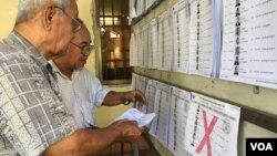 ប្រជាពលរដ្ឋកម្ពុជាមកផ្ទៀងផ្ទាត់ឈ្មោះ និងកំណត់ត្រាព័ត៌មាន ក្នុងបញ្ជីបោះឆ្នោតដំបូង ដែលបិទផ្សាយដោយ គ.ជ.ប. ក្នុងរាជធានីភ្នំពេញ កាលពីថ្ងៃទី៣ ខែមករា ឆ្នាំ២០១៧។ (ហ៊ាន សុជាតា/VOA)