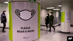 Warga berjalan di stasiun kereta bawah tanah di Seoul hari Rabu (17/11), sementara Korea Selatan melaporkan 3.187 kasus baru COVID-19.