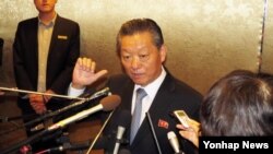 지난해 9월 중국 랴오닝성 선양에서 열린 북-일 외무성 국장급 회담을 마친 후, 북한의 수석대표 송일호 북일 국교정상화교섭 담당대사가 취재진에게 회담 결과를 설명하고 있다. (자료사진)