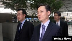 한국 6자회담 수석대표인 황준국 한반도평화교섭본부장(가운데)이 중국측 인사와 면담을 위해 11일 오전 인천공항을 통해 출국하고 있다. 