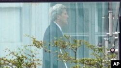 美国国务卿克里在维也纳伊核谈判地点科堡宫酒店的花园里 （2015年7月12日）