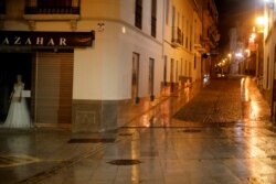 26일 야간 통행금지 조처로 인적이 끊긴 스페인 론다 시내.