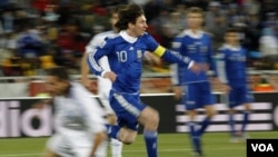 Walau turun dengan kekuatan penuh termasuk pemain andalan Lionel Messi (10), Argentina takluk kepada Jepang 1-0 dalam laga persahabatan di Saitama (foto dokumentasi).