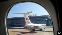 Sebuah pesawat Air Koryo mendarat di landasan di depan gedung terminal baru Bandara Internasional Pyongyang, di Pyongyang, Korea Utara. (Foto: AP)