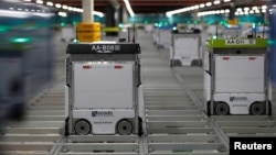 "Robot-robot atau Bots" di platform pintar di Pusat Layanan Pelanggan milik Ocado di Andover, Inggris, 1 Mei 2018.
