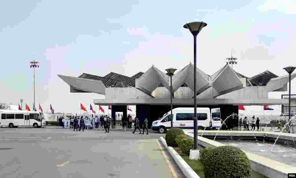 ទិដ្ឋភាព​កម្ពុជា​ត្រៀម​ទទួល​វ៉ាក់សាំង​បង្ការ​ជំងឺ​កូវីដ​១៩​ SARs-CoV-2 Vaccine (Sinopharm) មក​​ពីប្រទេស​ចិន​ នៅ​អាកាស​យាន​ដ្ឋាន​អន្តរជាតិ​ភ្នំពេញ​ ថ្ងៃទី៧​ ខែ​កុម្ភៈ​ ឆ្នាំ​២០២១​។&#160;(ហ៊ាន សុជាតា/វីអូអេ)