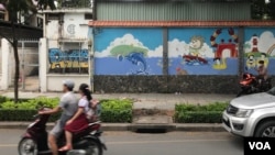 រូបឯកសារ៖ សិស្សសាលាម្នាក់ជិះម៉ូតូត្រឡប់ទៅផ្ទះ ពេលចេញពីរៀន នៅក្រុងហូជីមិញ ប្រទេសវៀតណាម។ 